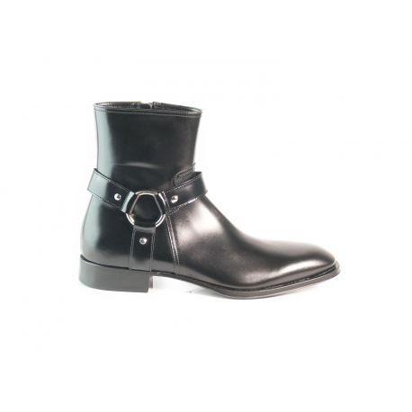 Leather low boot with accessory