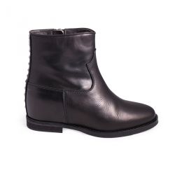 Low boots internal heel studs