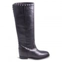 Boot in leather with studs and internal heel